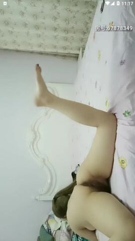 大学寻妹啪护臂纹身马尾辫妹子，超近距离拍摄展示口活，翘起大屁股后入晃动奶子，双腿肩上扛抽插猛操