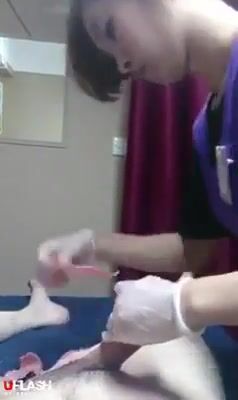 这是要给鸡巴做个保养还是脱毛
