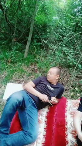 爱户外的山村小少妇露脸跟两个大哥户外激情啪啪，全程露脸吃奶玩逼口交大鸡巴，淫声荡语让小哥多体位爆草